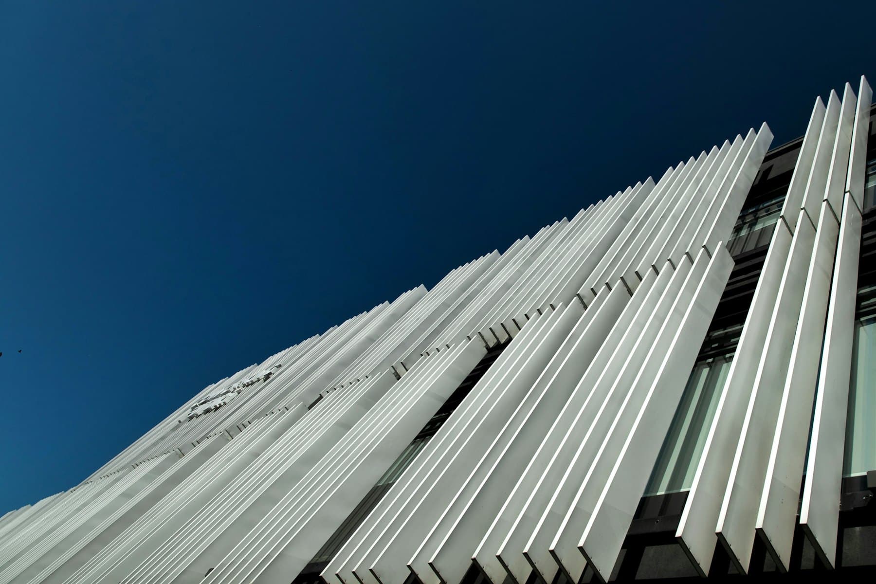 Dibond oder Acryl an der Fassade? Vier Zahlen entscheiden
